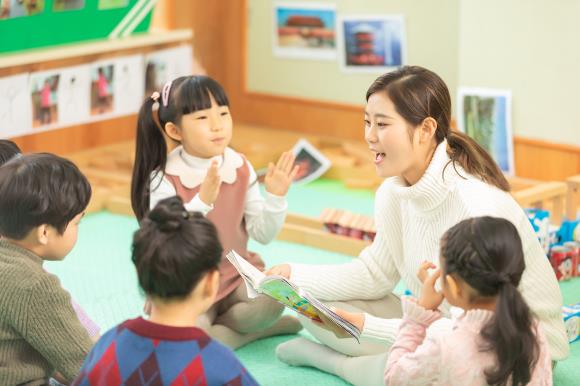 攝圖網_501115113_幼兒園孩子聽老師講課（企業商用）