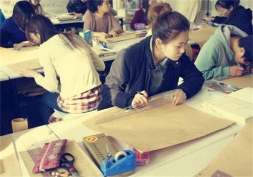 秦皇島東方服裝學校正規嗎？有什么教學方式？