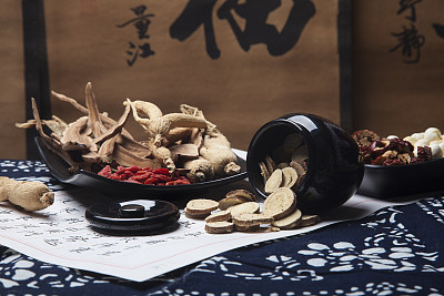哪些中藥能夠清熱去火？山東醫(yī)藥技師學院幫你“降降溫”